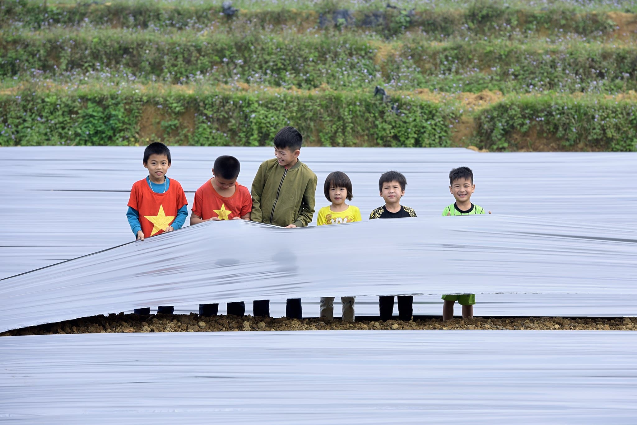 Children experiencing agricultural mulch film in the field